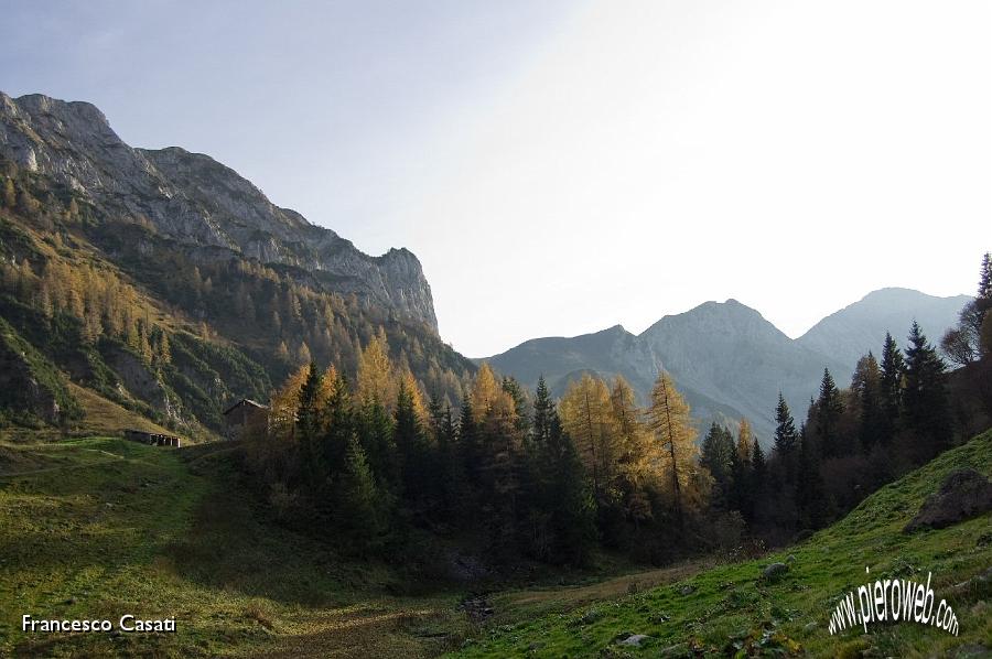 12 Il sole basso sulle Baite di Mezzeno.jpg